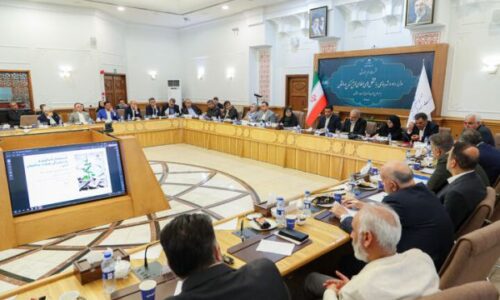 نشست ‌هم‌اندیشی وزیر راه و شهرسازی با تشکل‌های حرفه‌ای بخش مسکن و ساختمان با محوریت «تاب‌آوری صنعت ساختمان» و بررسی راهکارهای تحول فناورانه و ارتقای کارآمدی این صنعت برگزار شد. آقای مهندس متوسلیان، رئیس هیئت مدیره انجمن لوله و اتصالات پی وی سی در این نشست حضور داشتند و بر ضرورت اهمیت توجه و تعامل با تشکل های مرتبط با صنعت ساختمان تاکید کردند.