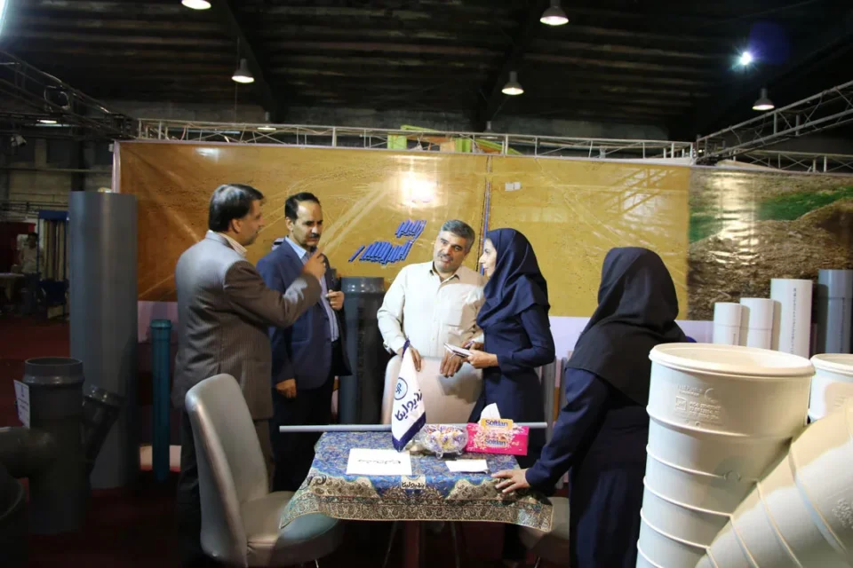 تصویری از حضور یزدپولیکا در نهمین نمایشگاه تخصصی دام، طیور و کشاورزی یزد و معرفی توانمندی‌ها و محصولات این مجموعه در حوزه کشاورزی و سیستم‌های نوین آبیاری.