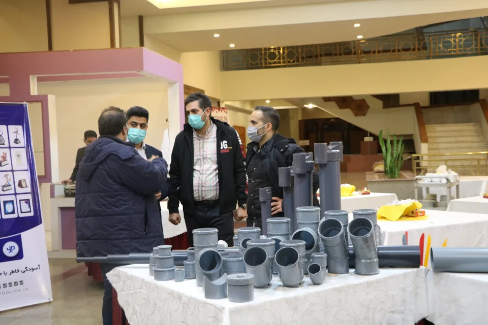 تصویری از برگزاری سمینار تخصصی تأسیسات فاضلاب ساختمان مشهد با میزبانی یزدپولیکا در آذرماه ۱۴۰۰، با محوریت آموزش، نکات فنی و اجرایی و معرفی راهکارهای حوزه تأسیسات فاضلاب ساختمان.