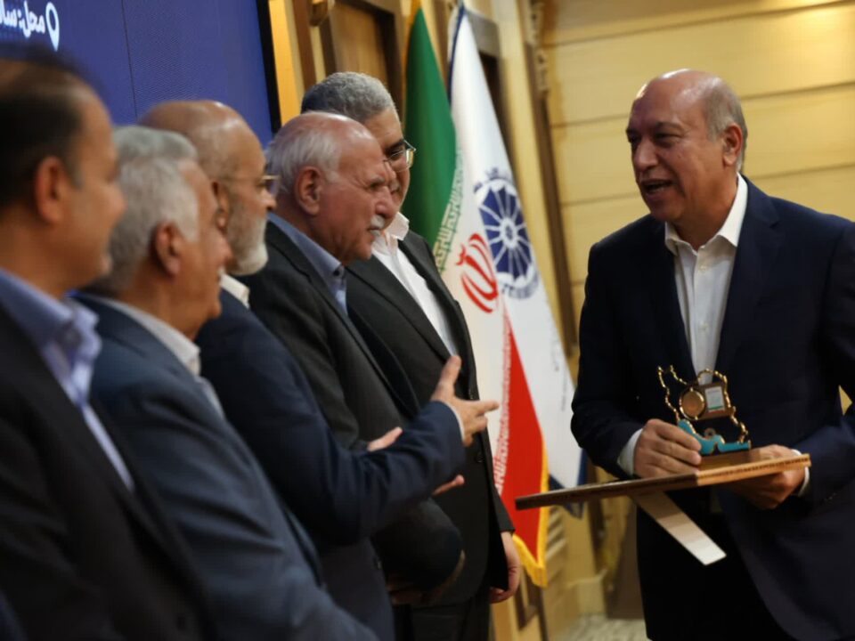 تجلیل از مدیرعامل یزد پولیکا به عنوان چهره ماندگار و پیشکسوت صنعت PVC  ایران