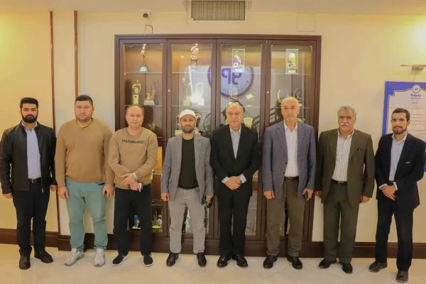 صبح روز سه‌شنبه ۲۶ دی‌ماه، یک تاجر اهل کشور تاجیکستان به همراه هیئت همراه با حضور در شرکت یزدپولیکا، ضمن آشنایی با ظرفیت‌ها و توانمندی‌های این مجموعه، در نشستی مشترک با مهندس عباسعلی متوسلیان، مدیرعامل گروه تولیدی صنایع یزدپولیکا، درباره فرصت‌های همکاری و توسعه صادرات گفت‌وگو کردند.