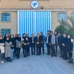 صبح روز دوشنبه چهارم دی‌ماه، جمعی از دانشجویان رشته مدیریت دانشگاه یزد با هدف آشنایی نزدیک‌تر با فضای واقعی صنعت و فرآیندهای مدیریتی و تولیدی، از شرکت یزدپولیکا بازدید کردند.