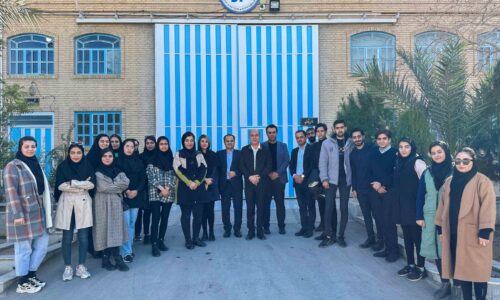 صبح روز دوشنبه چهارم دی‌ماه، جمعی از دانشجویان رشته مدیریت دانشگاه یزد با هدف آشنایی نزدیک‌تر با فضای واقعی صنعت و فرآیندهای مدیریتی و تولیدی، از شرکت یزدپولیکا بازدید کردند.