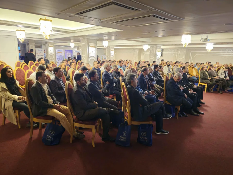تصویری از برگزاری سمینار تخصصی تأسیسات برق ساختمان ارومیه با میزبانی یزدپولیکا در آبان‌ماه ۱۴۰۲، با تمرکز بر آموزش، نکات فنی و اجرایی و معرفی محصولات و راهکارهای حوزه تأسیسات برق ساختمان.