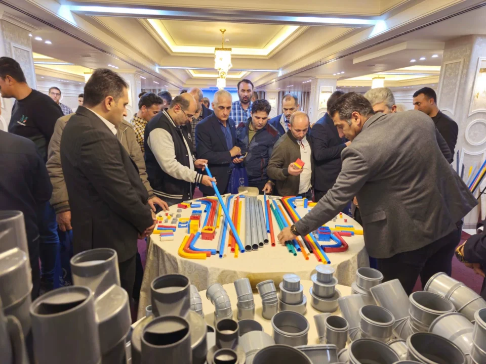 تصویری از برگزاری سمینار تخصصی تأسیسات برق ساختمان ارومیه با میزبانی یزدپولیکا در آبان‌ماه ۱۴۰۲، با تمرکز بر آموزش، نکات فنی و اجرایی و معرفی محصولات و راهکارهای حوزه تأسیسات برق ساختمان.